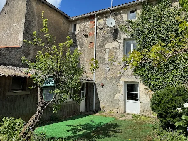 Maison de bourg à Sainte Hermine avec 3 chambres 