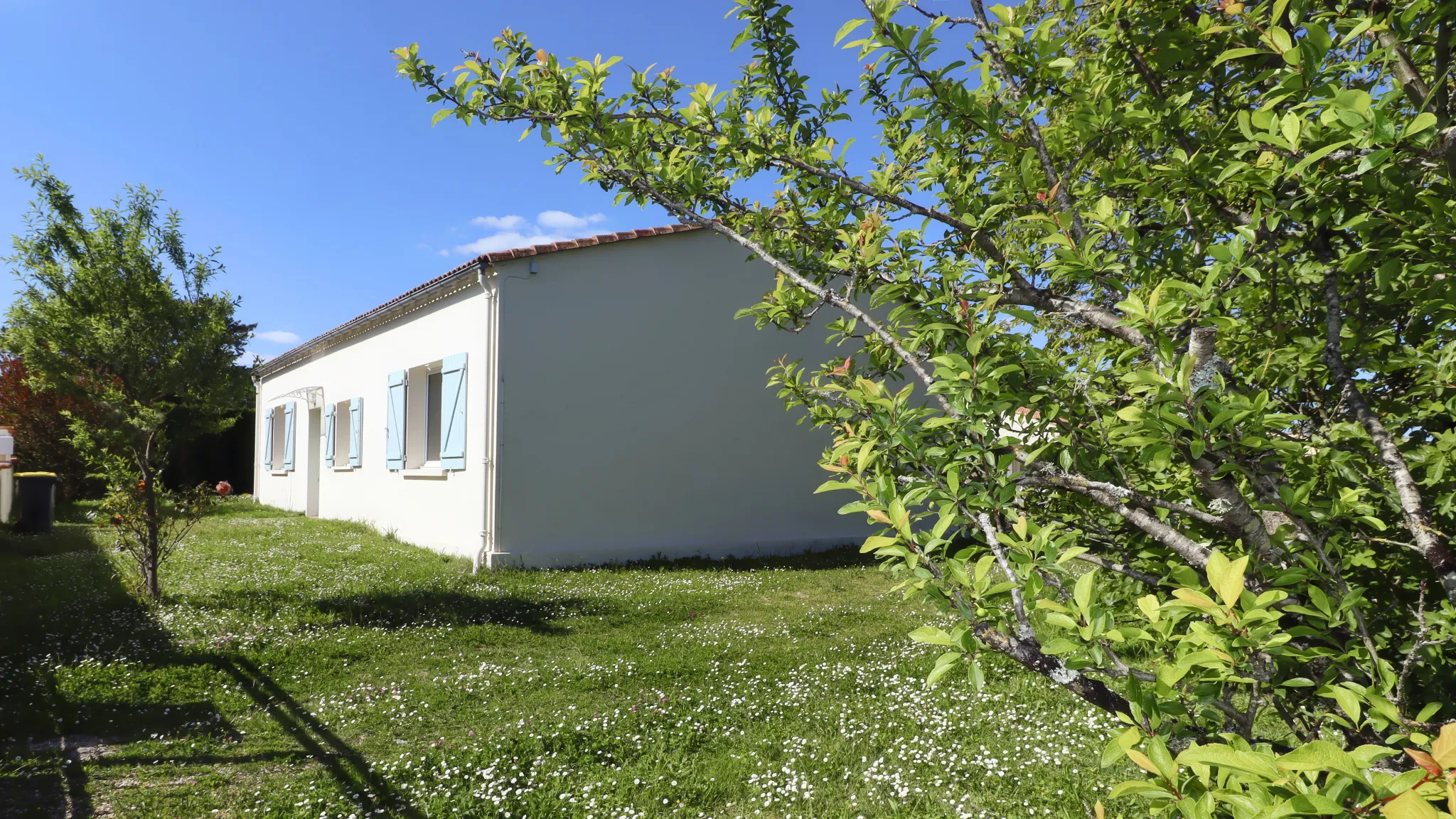 Maison de plain-pied à Médis, 3 chambres avec jardin et garage à vendre 