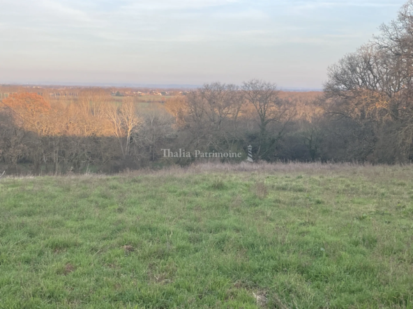 Terrain de 598 m² au Cœur du Village avec Vue sur les Pyrénées