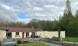 Maison en zone artisanale à Dourdan avec atelier et espace de vie spacieux 