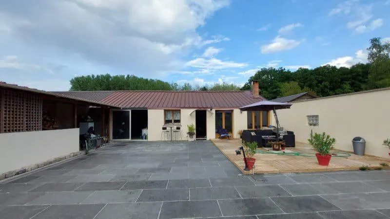 Maison en zone artisanale à Dourdan avec atelier et espace de vie spacieux 