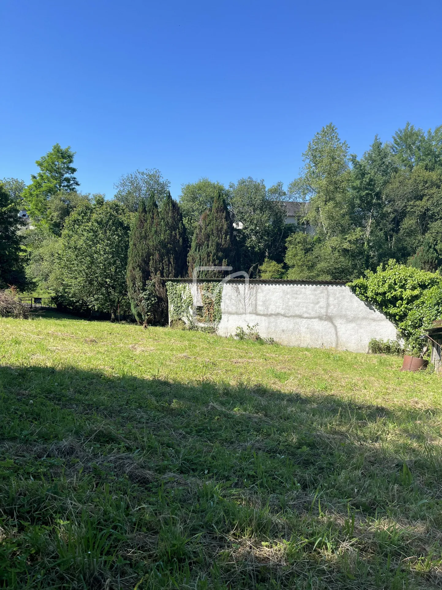 Terrain constructible de 1703 m² à Uzerche, Corrèze 