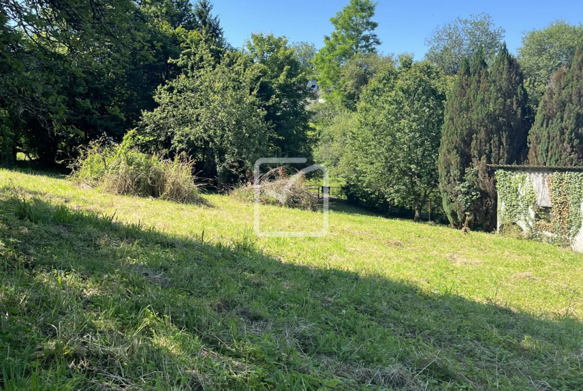 Terrain constructible de 1703 m² à Uzerche, Corrèze 