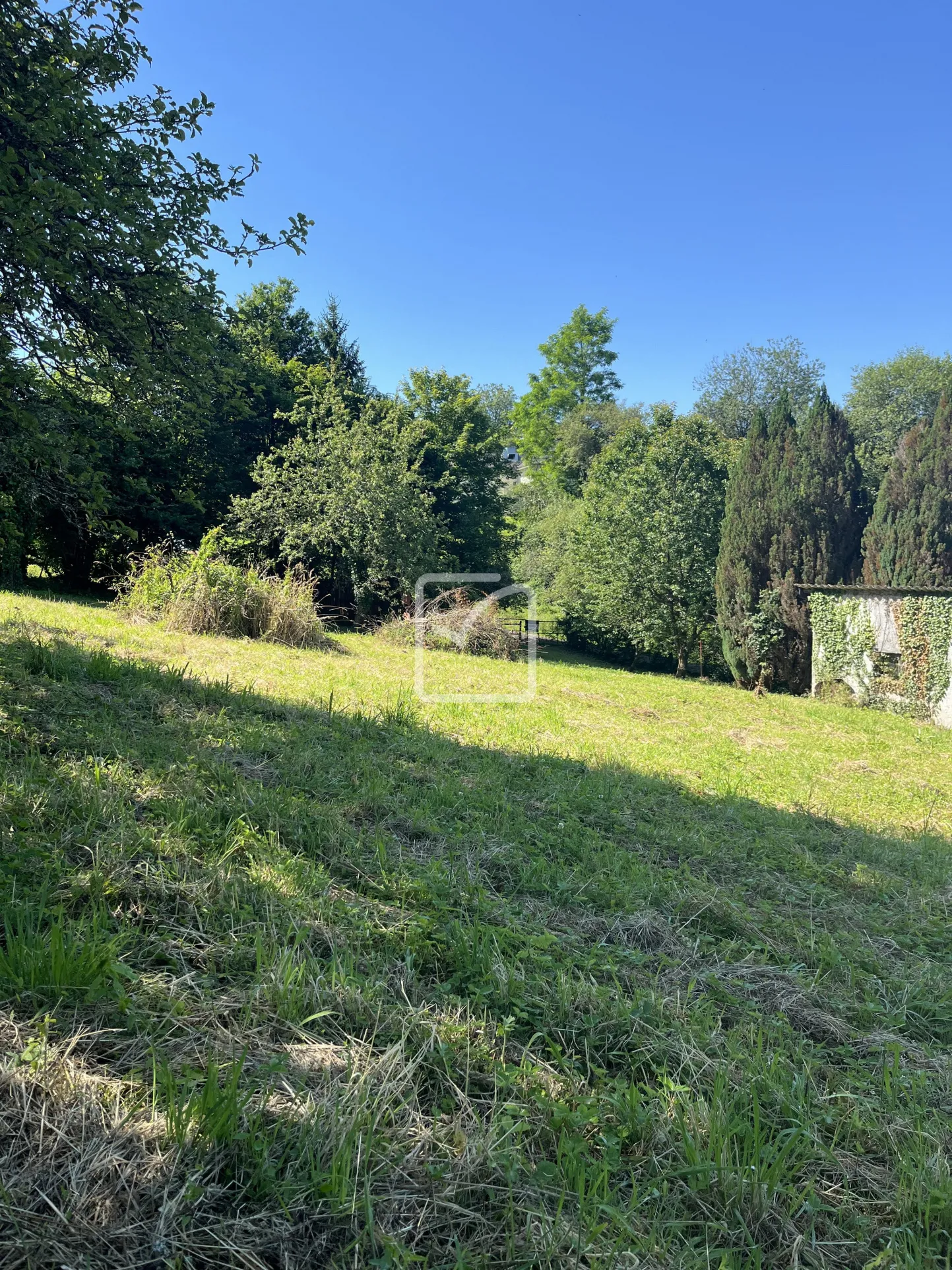 Terrain constructible de 1703 m² à Uzerche, Corrèze 