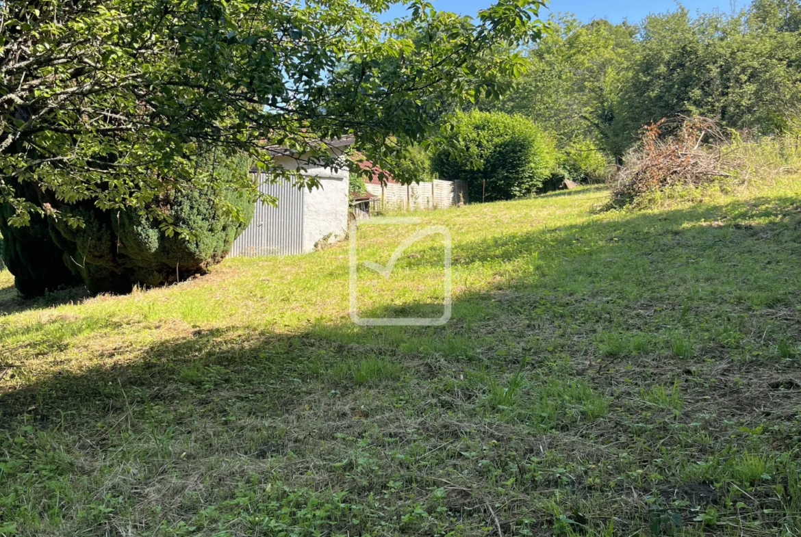 Terrain constructible de 1703 m² à Uzerche, Corrèze 