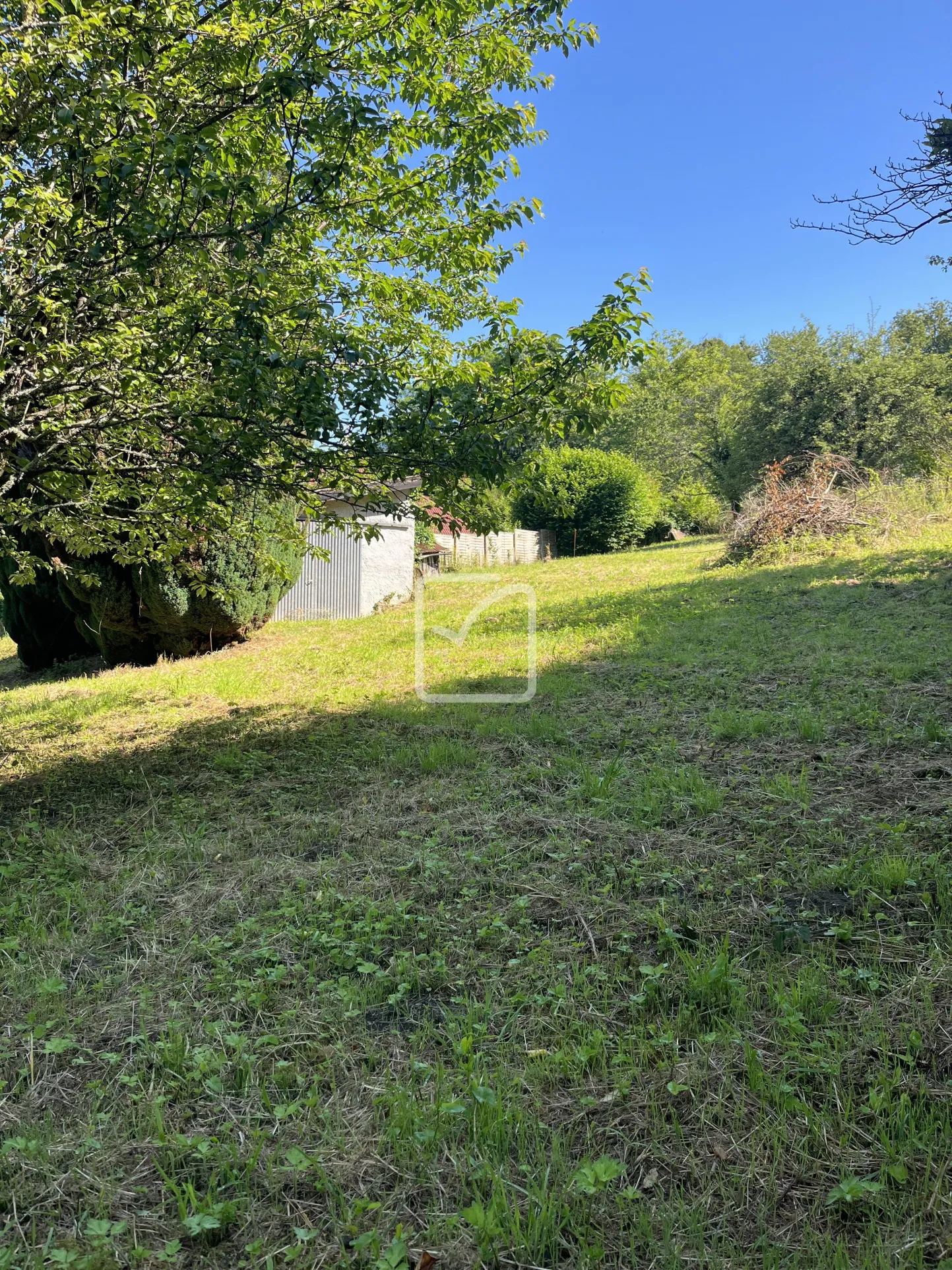 Terrain constructible de 1703 m² à Uzerche, Corrèze 