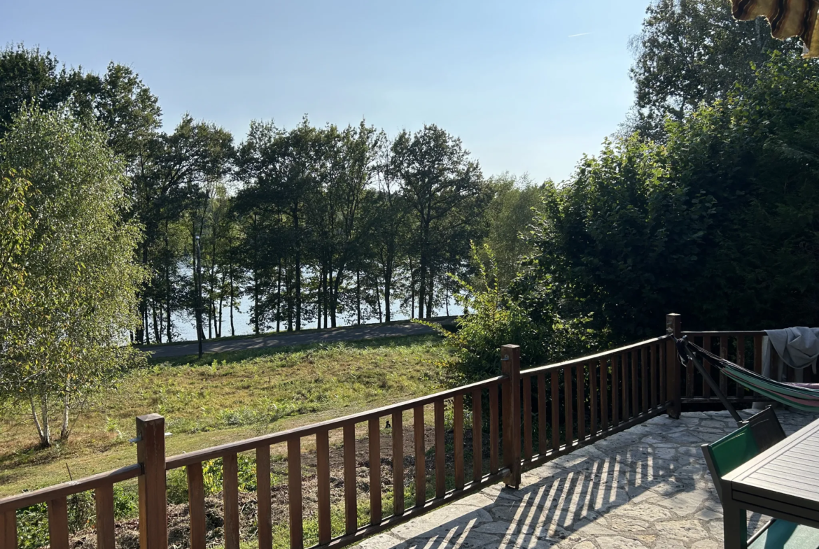 Maison à Marcillac-la-Croisille en Corrèze avec vue sur le lac 