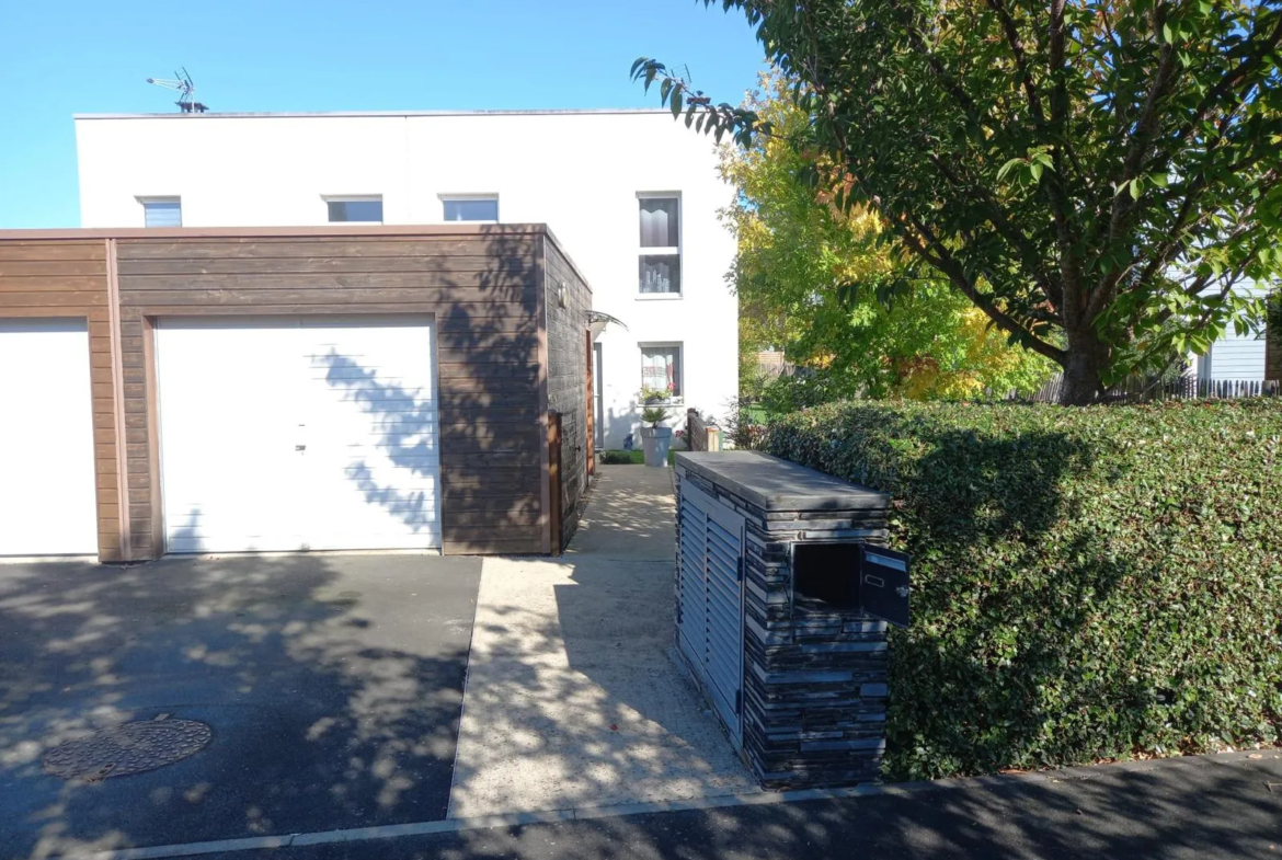 Maison moderne à Saint-Barthélemy-D'Anjou avec jardin et garage 