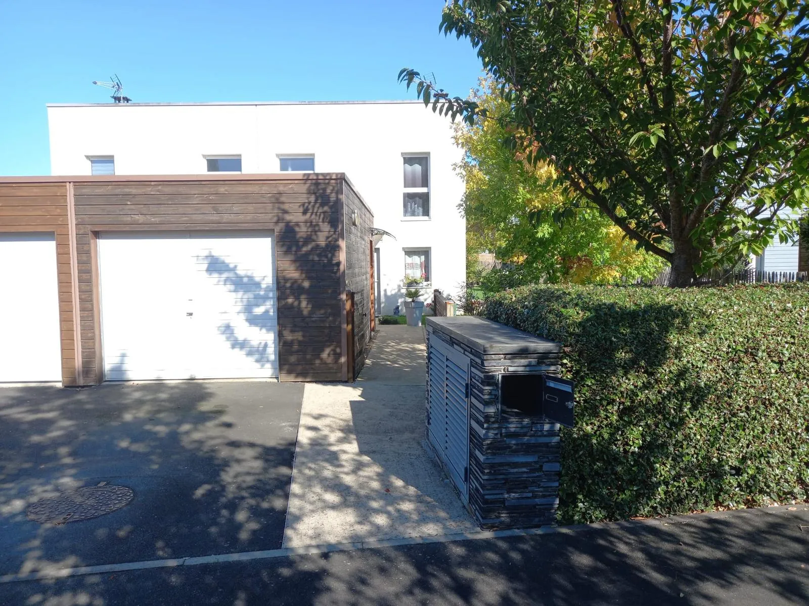 Maison moderne à Saint-Barthélemy-D'Anjou avec jardin et garage 