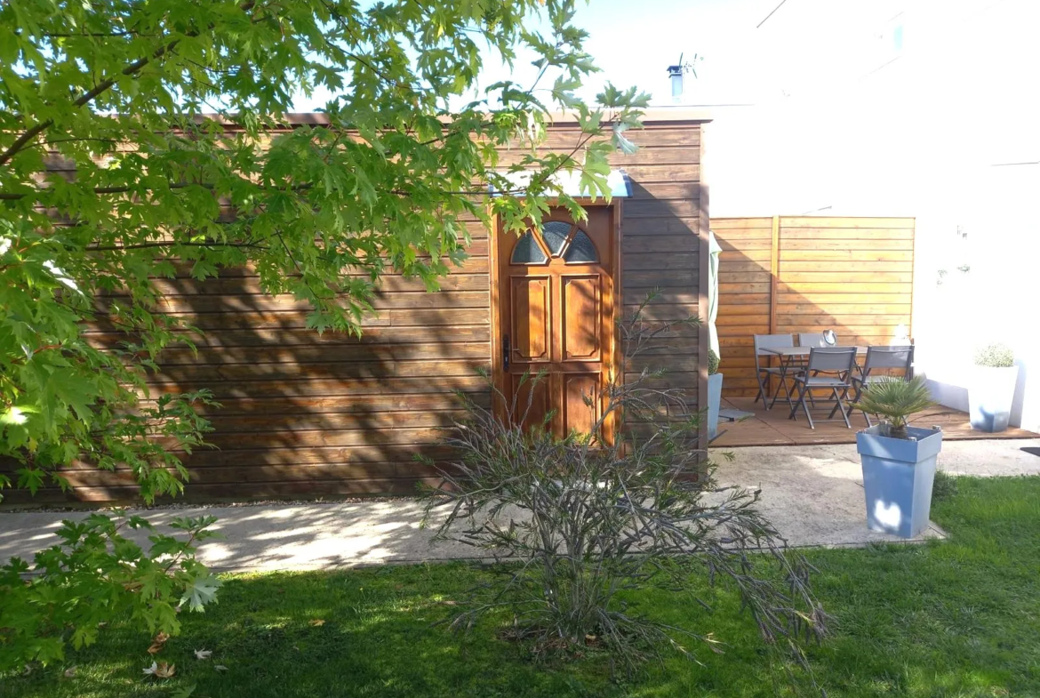 Maison moderne à Saint-Barthélemy-D'Anjou avec jardin et garage 