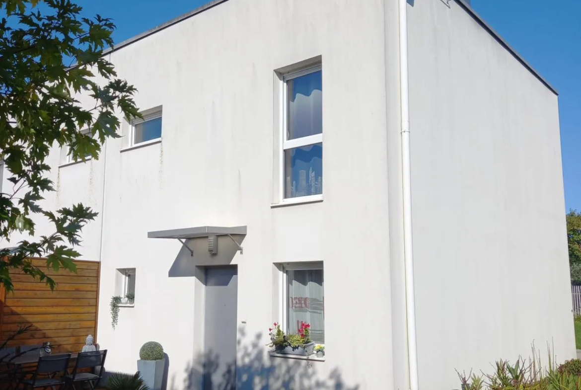 Maison moderne à Saint-Barthélemy-D'Anjou avec jardin et garage 