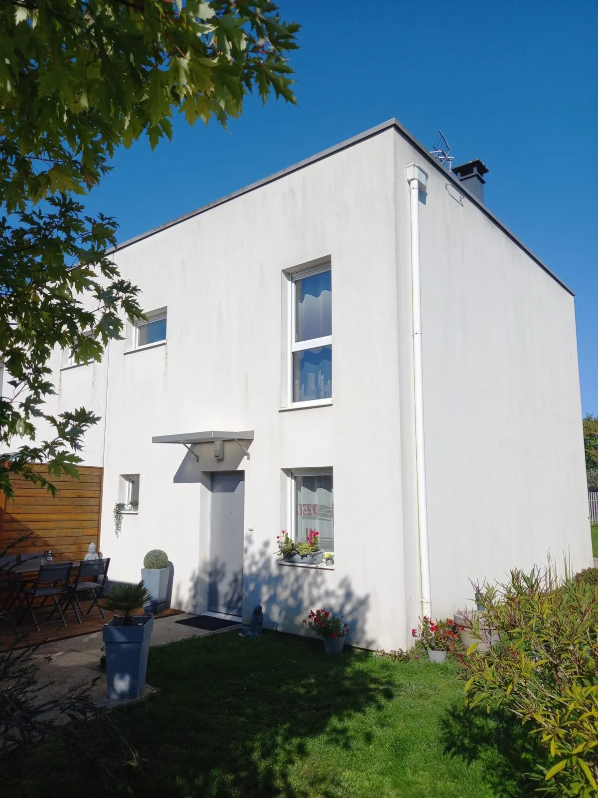 Maison moderne à Saint-Barthélemy-D'Anjou avec jardin et garage 