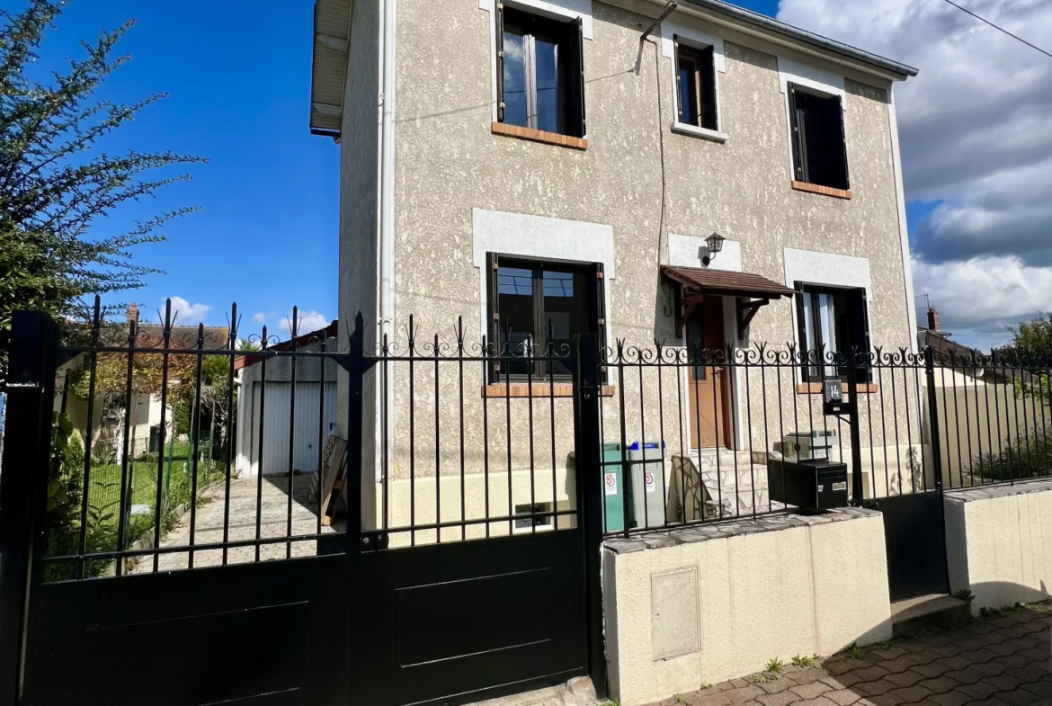 Maison individuelle rénovée à Mantes-la-Ville, proche de Paris 