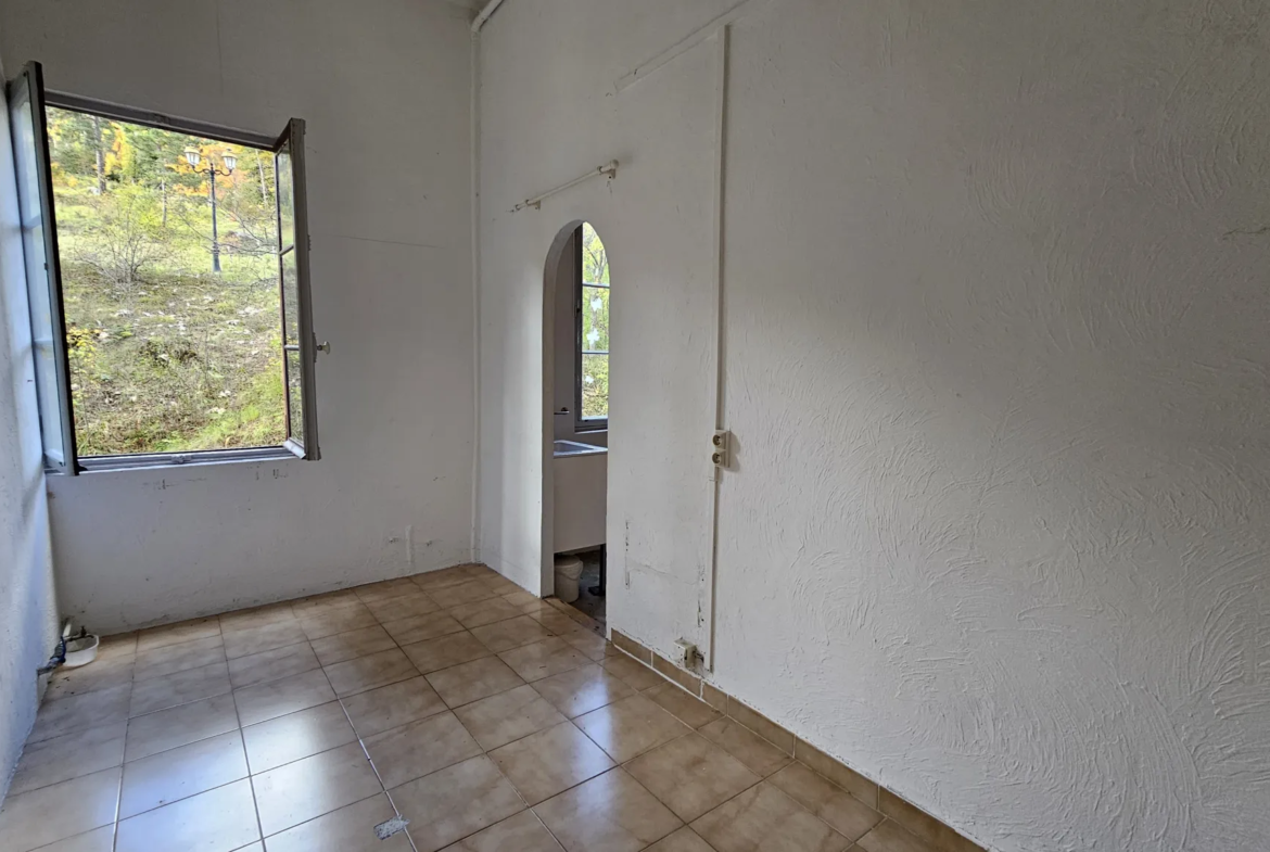 Appartement à rénover de 5 pièces avec balcon à Thorenc 