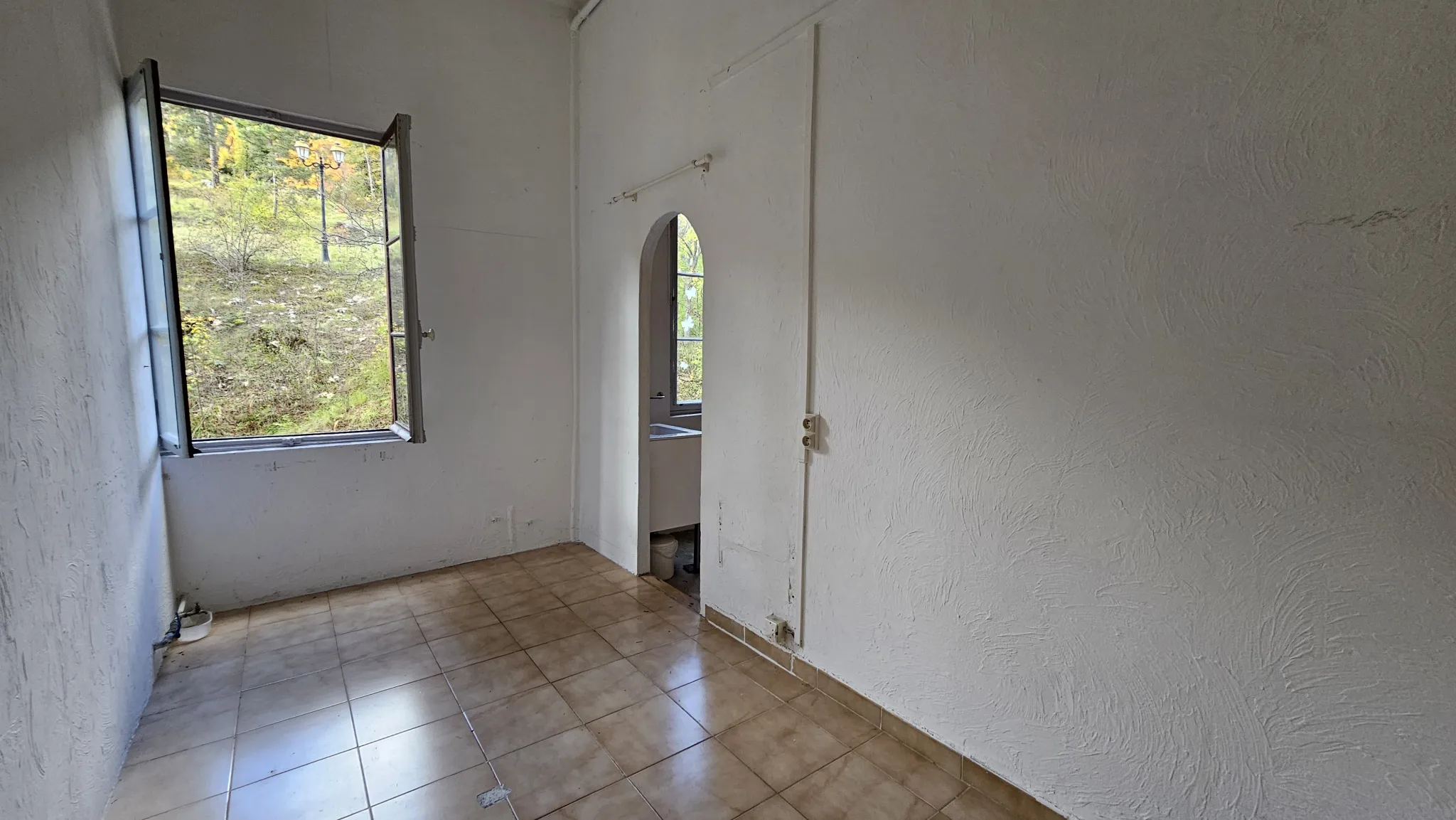 Appartement à rénover de 5 pièces avec balcon à Thorenc 