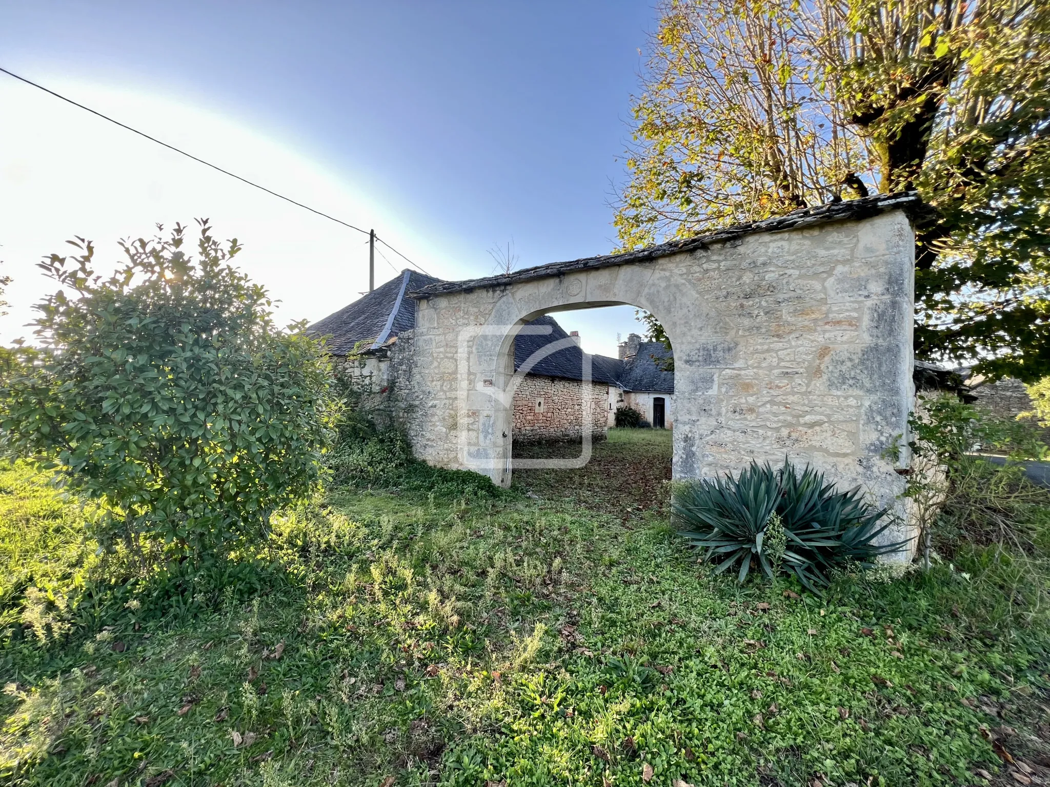 Corps de ferme avec dépendances à vendre à La Dornac 