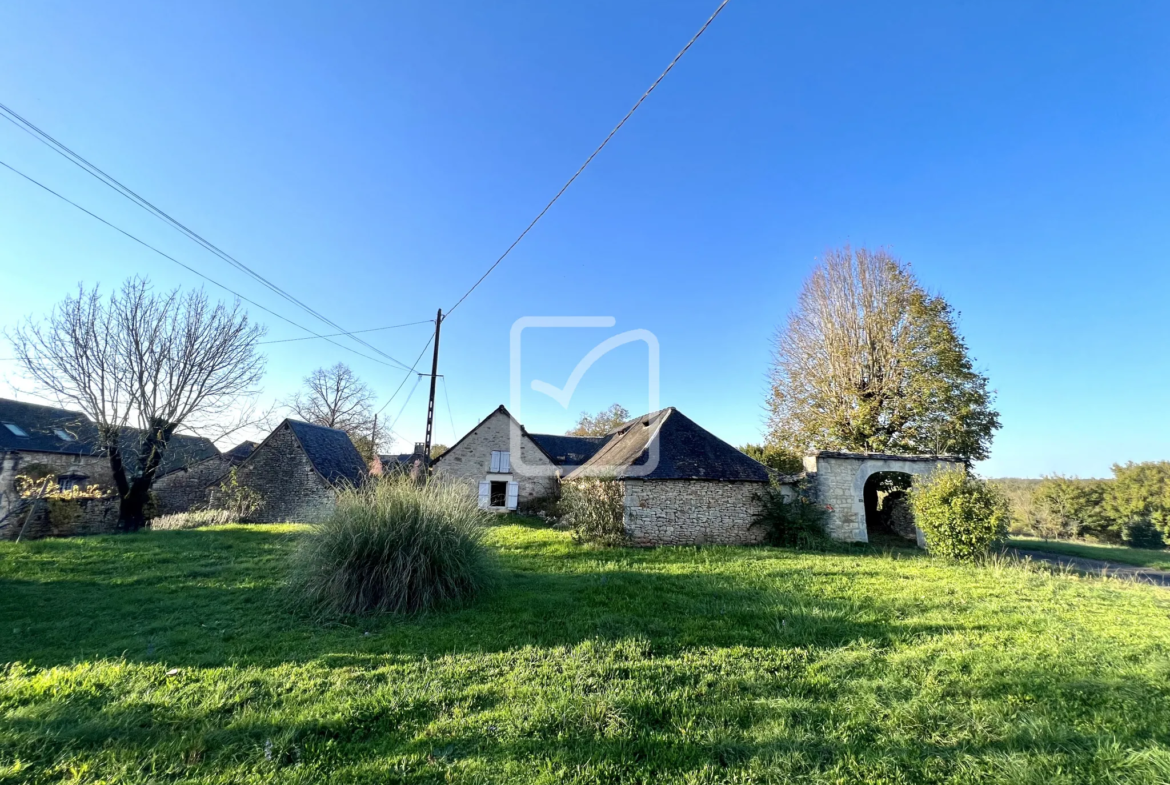 Corps de ferme avec dépendances à vendre à La Dornac 