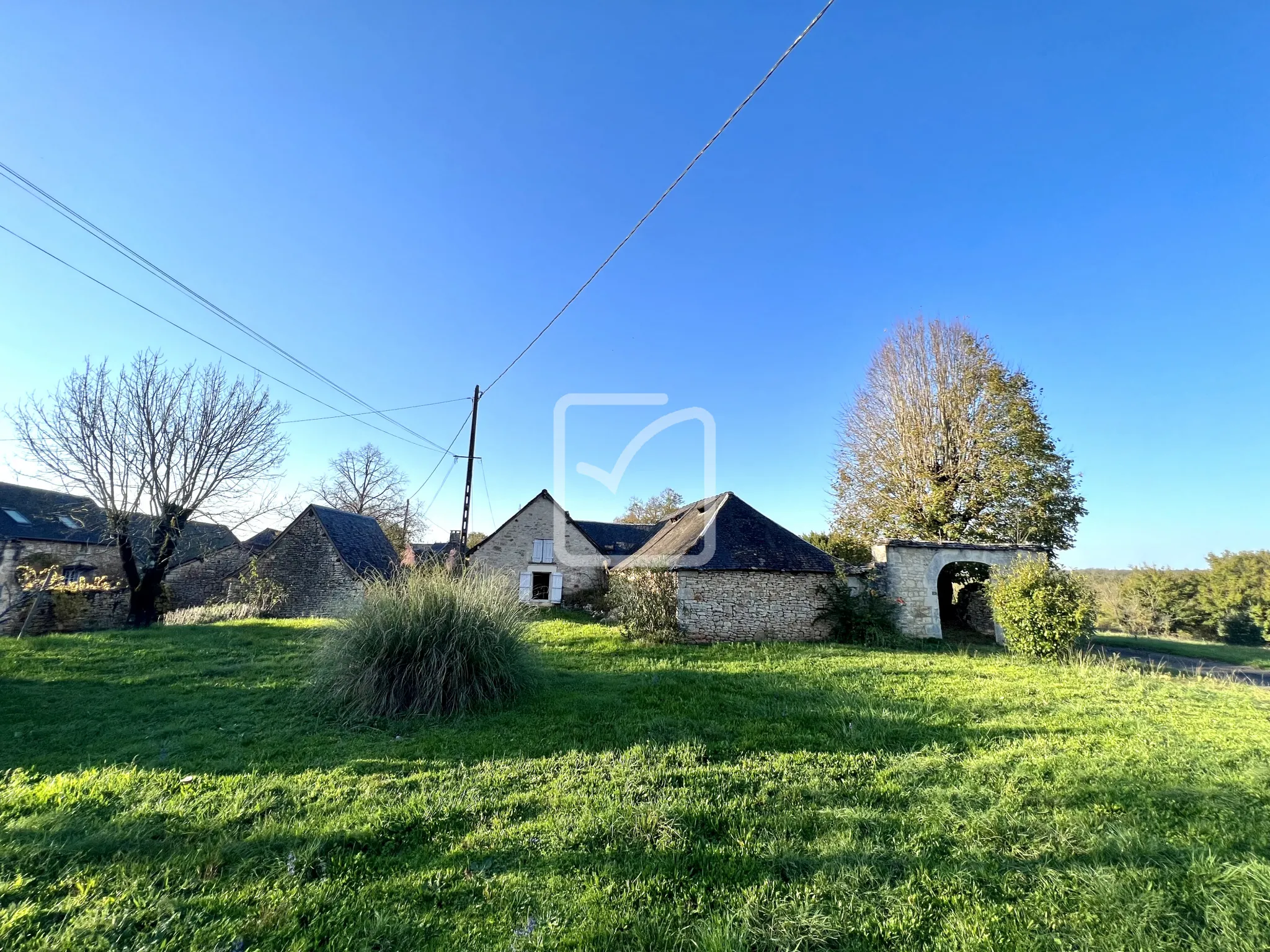 Corps de ferme avec dépendances à vendre à La Dornac 