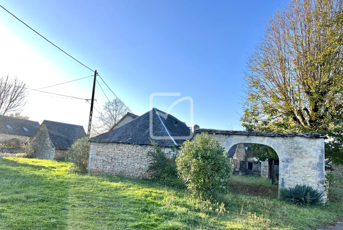 Corps de ferme avec dépendances à vendre à La Dornac 