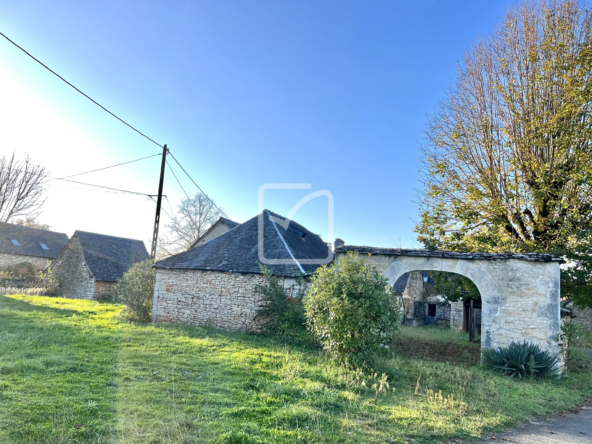 Corps de ferme avec dépendances à vendre à La Dornac