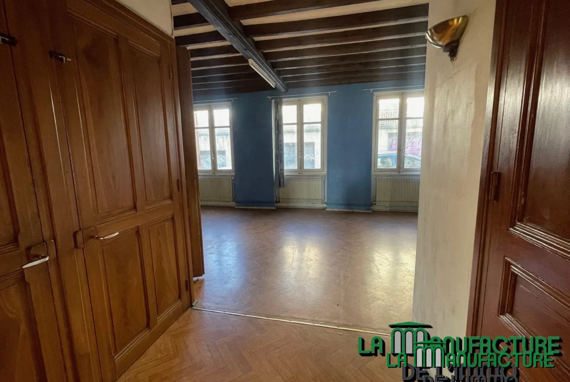 Appartement 115,42 m² Carrez + 27,93 m² hors Carrez à rénover à St-Etienne 