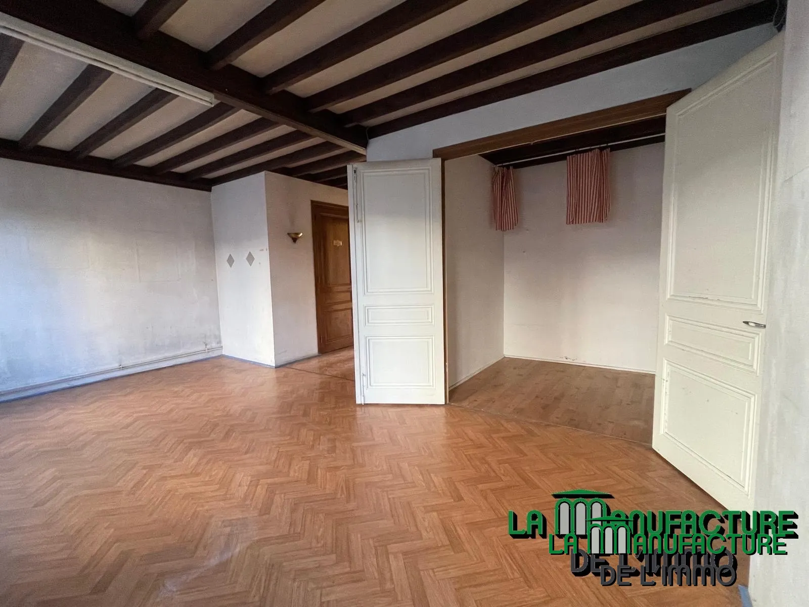 Appartement 115,42 m² Carrez + 27,93 m² hors Carrez à rénover à St-Etienne 