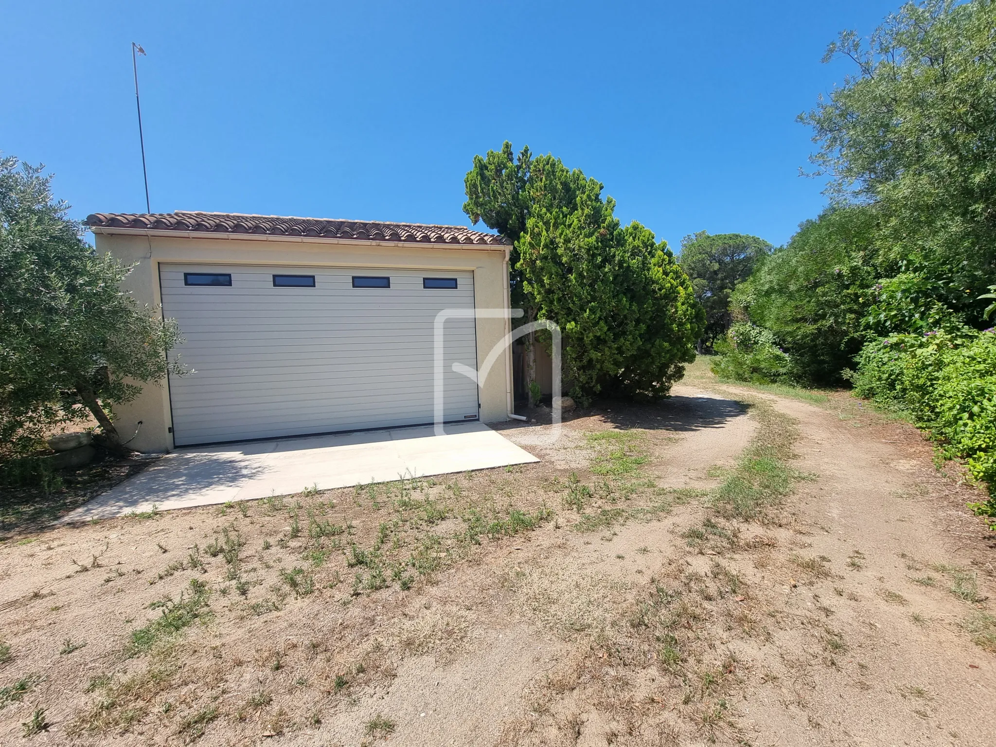 Terrain constructible de 900 m² avec vue montagne à Laroque-des-Alberes 