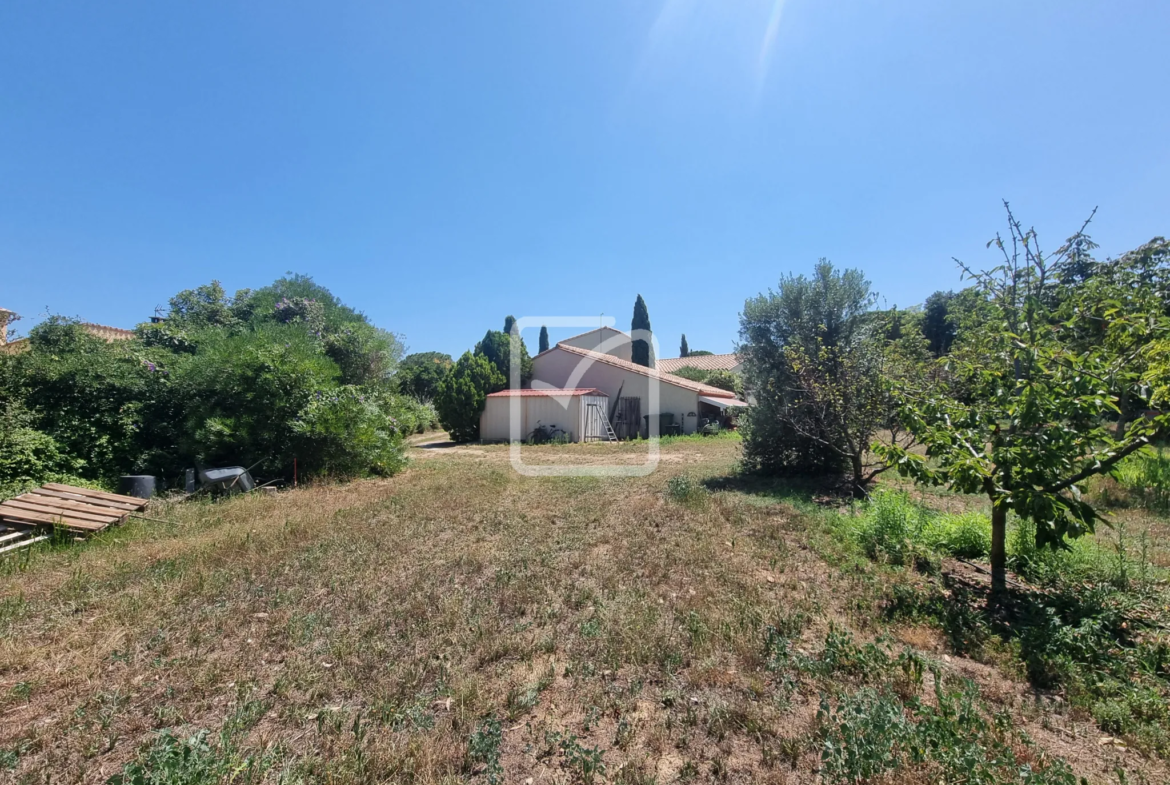 Terrain constructible de 900 m² avec vue montagne à Laroque-des-Alberes 