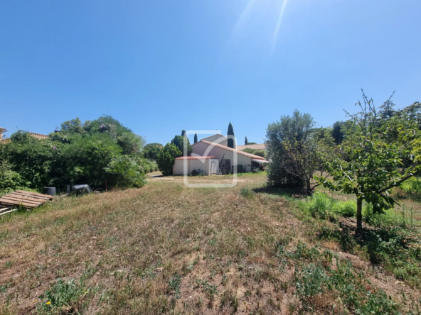 Terrain constructible de 900 m² avec vue montagne à Laroque-des-Alberes