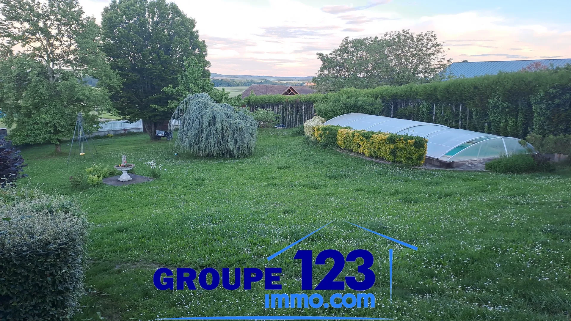 À vendre : maison familiale avec piscine à Champvallon, proche de Joigny 