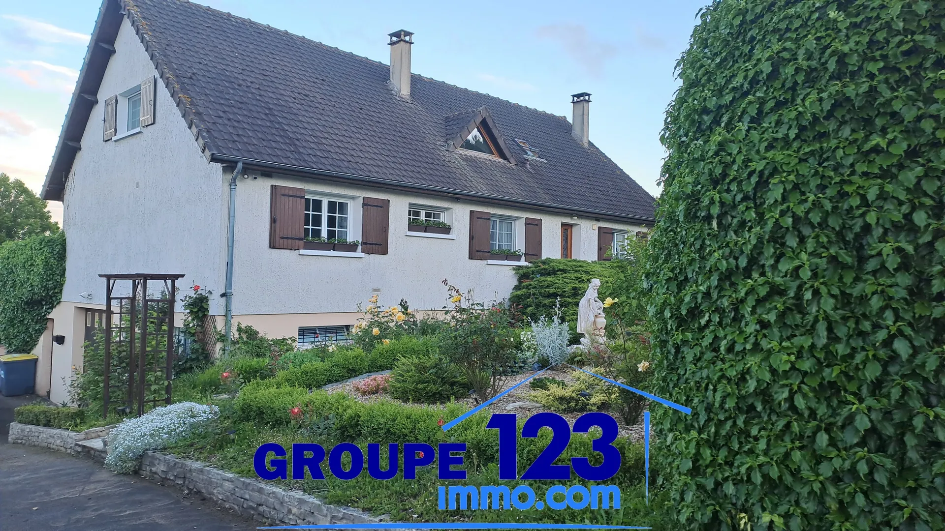 À vendre : maison familiale avec piscine à Champvallon, proche de Joigny 