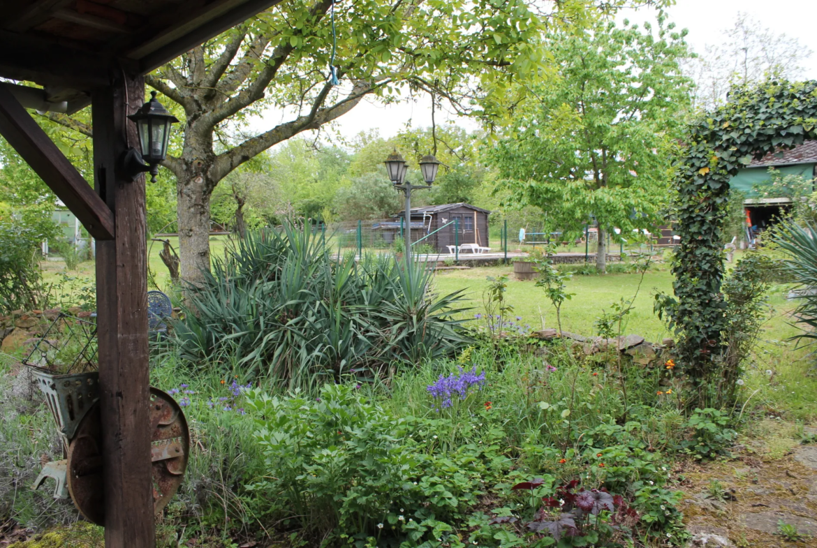 Fermette à rénover à Chateaumeillant avec jardin et grange 