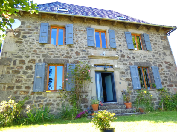 Maison en pierre rénovée avec belle vue à Vic sur Cère