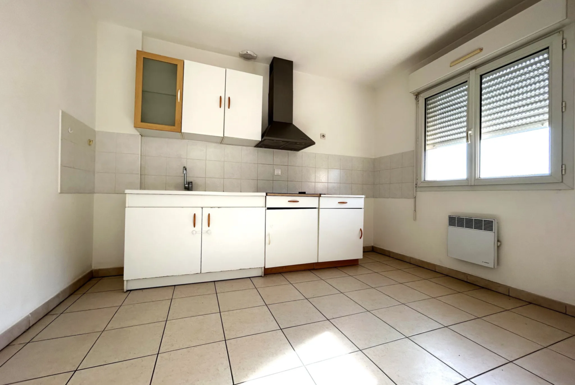 À Vendre : Appartement T4 Lumineux à Llupia avec Parking 