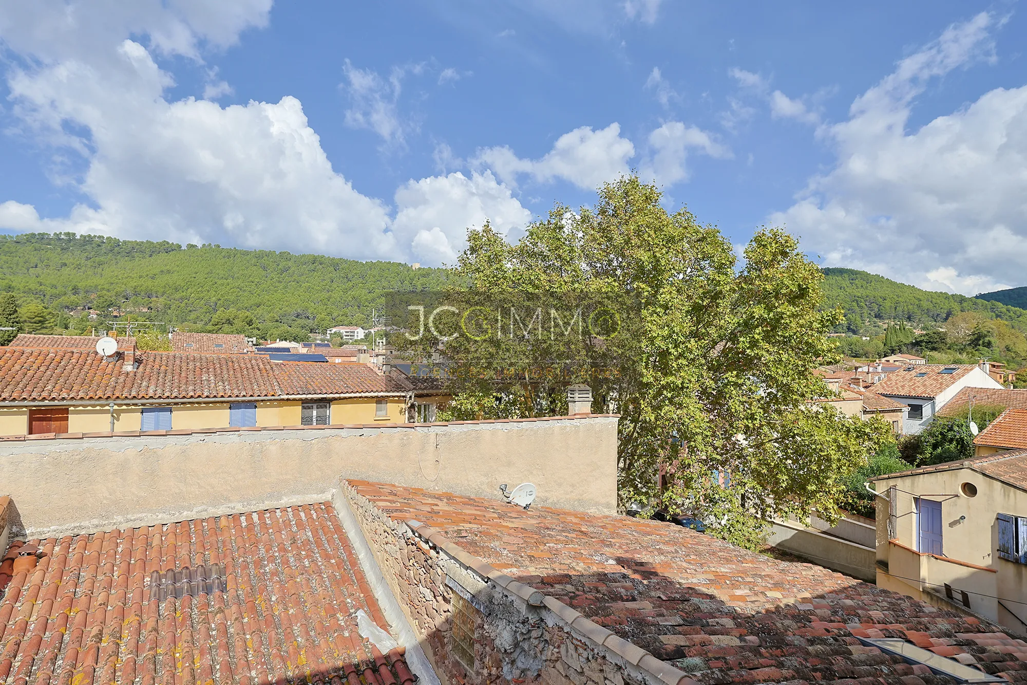 Maison de village T6 avec Terrasse, Garage, et Balcon à Puget-Ville 