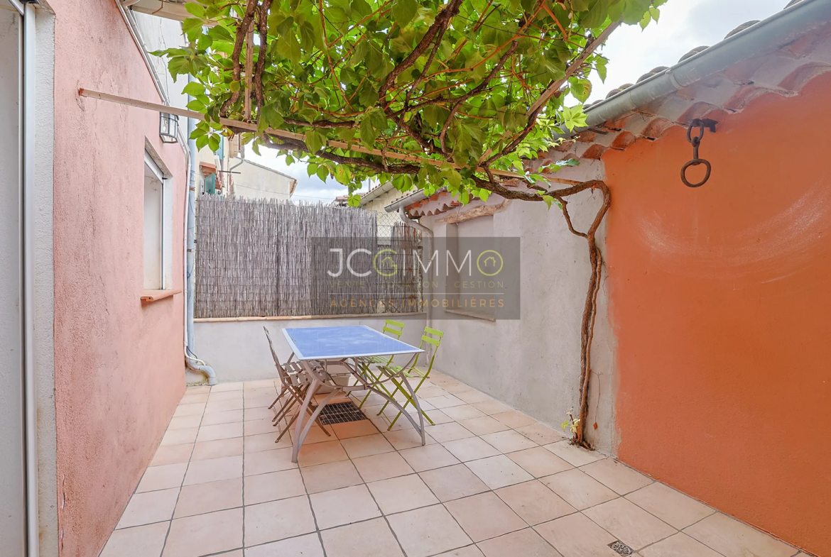 Maison de village T6 avec Terrasse, Garage, et Balcon à Puget-Ville 