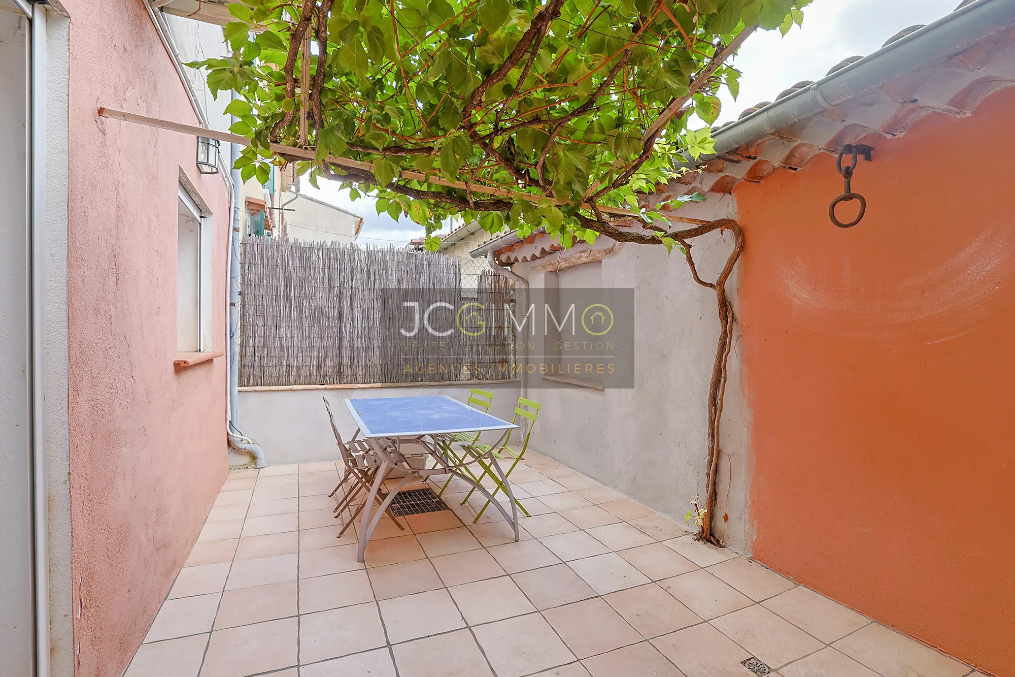 Maison de village T6 avec Terrasse, Garage, et Balcon à Puget-Ville 