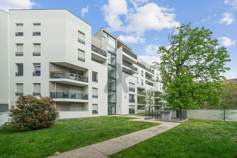 Appartement T3 à vendre à Villeurbanne - 65 m² avec balcon et garage 