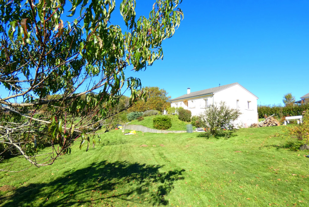 Maison de plain-pied sur sous-sol total avec jolie vue à Aurillac 