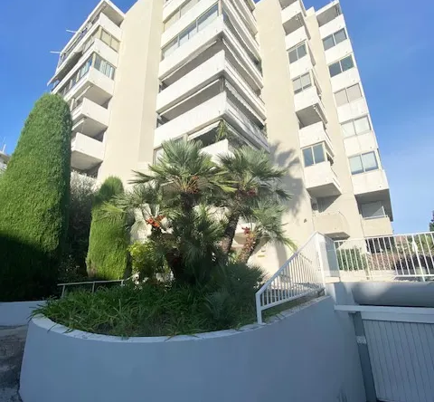 Studio rénové avec terrasse au Cannet - Investissement locatif