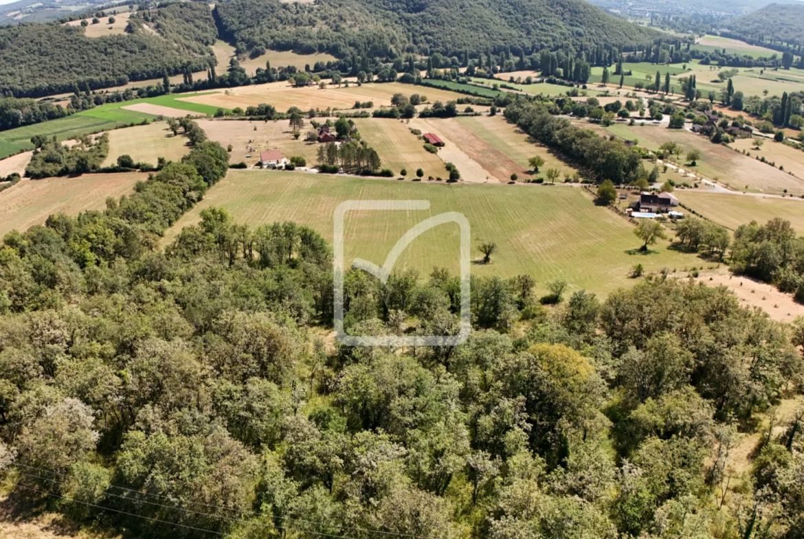 Grand Terrain à Bâtir en Campagne avec Partie Boisée à St Chamarand 