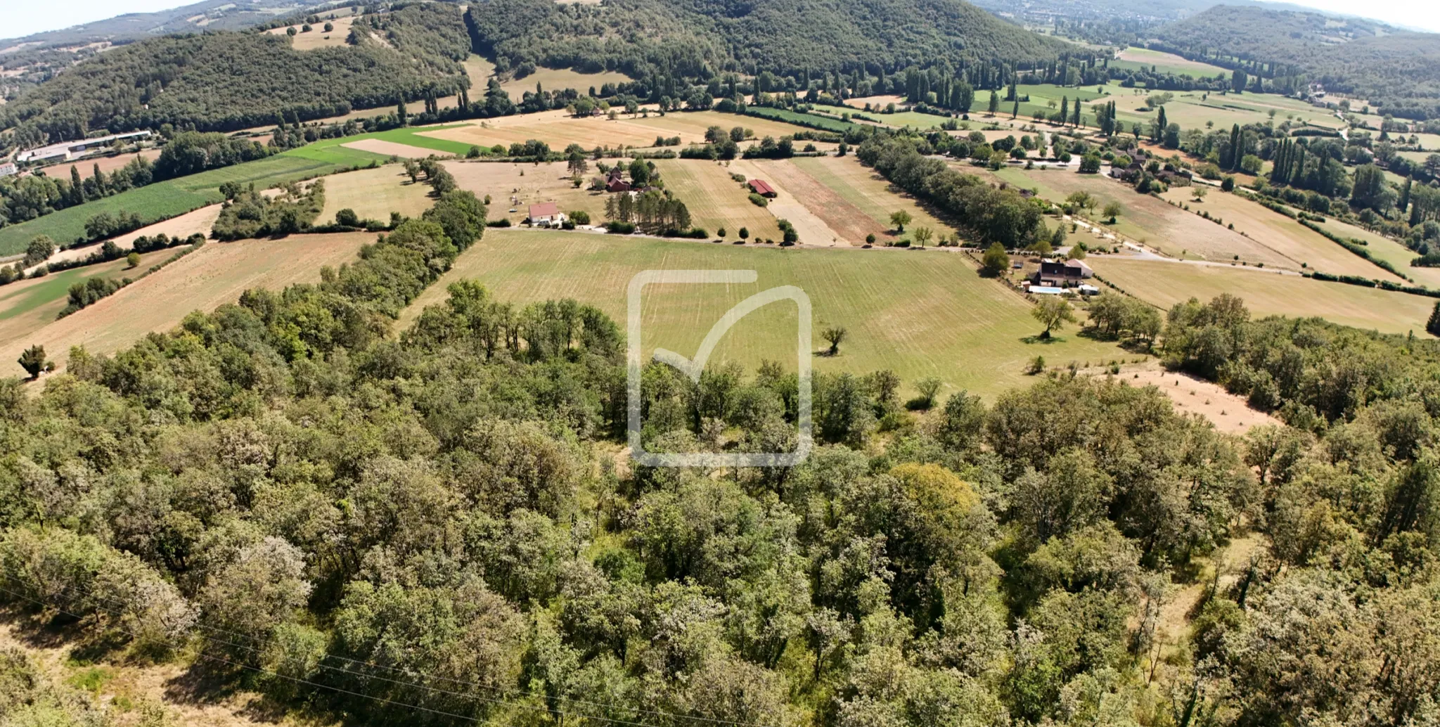 Grand Terrain à Bâtir en Campagne avec Partie Boisée à St Chamarand 