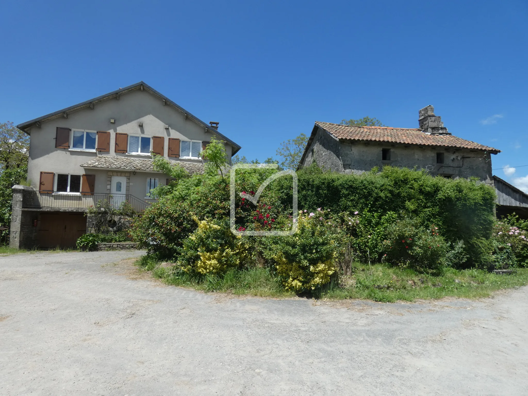 Grande maison familiale avec ancienne maison à Lamativie 