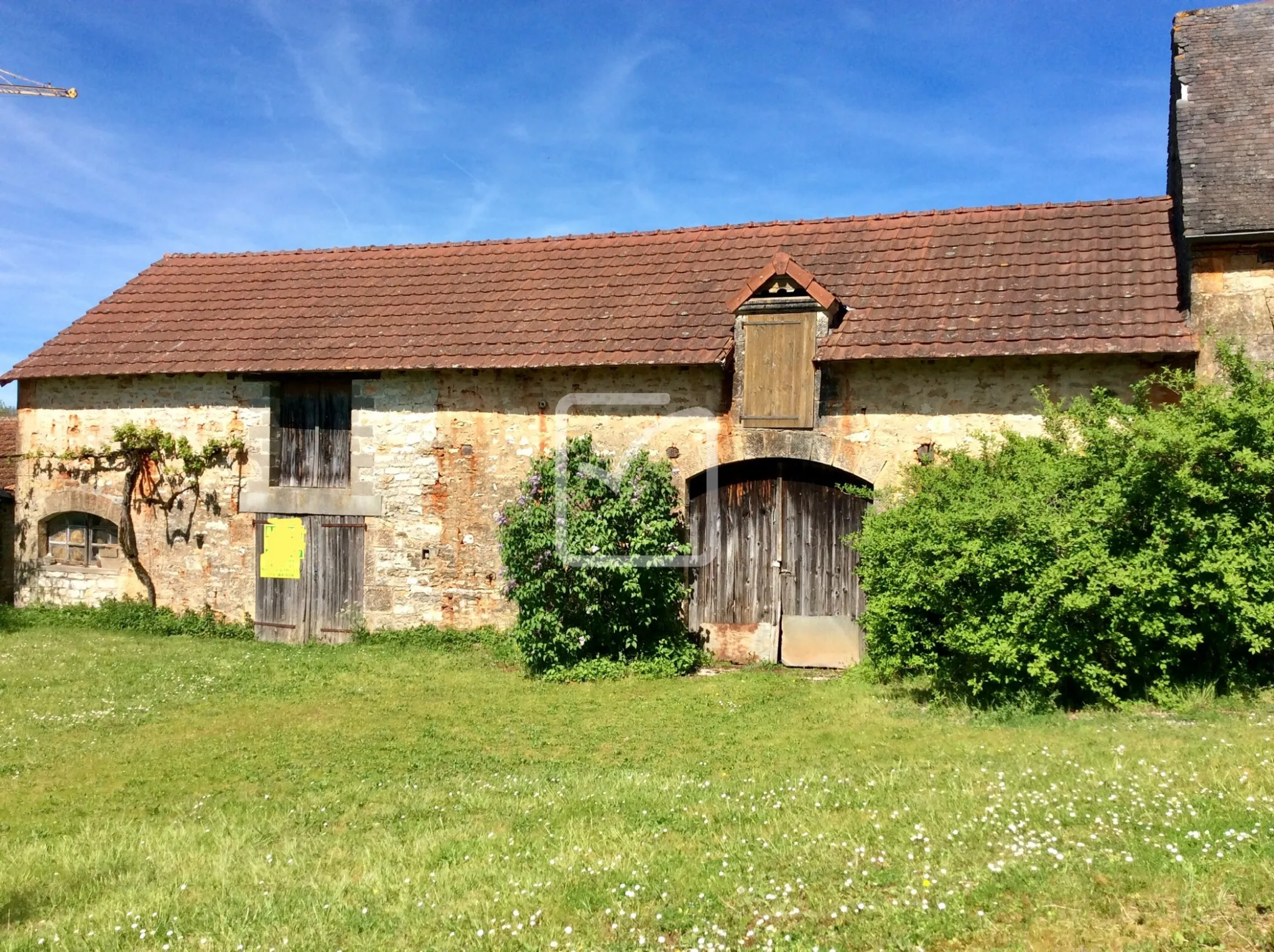 Maison en pierre à rénover à Chasteaux 