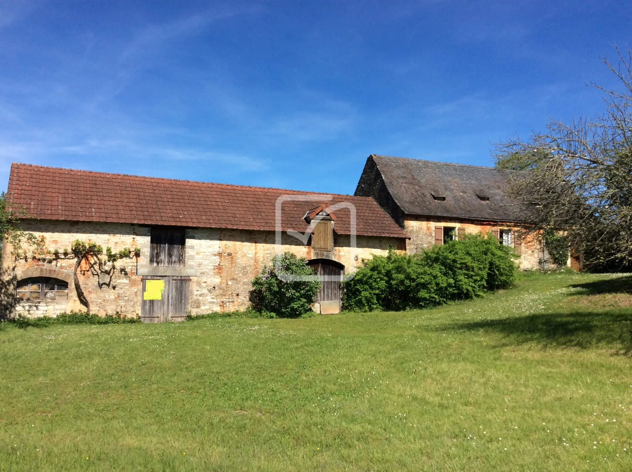 Maison en pierre à rénover à Chasteaux 