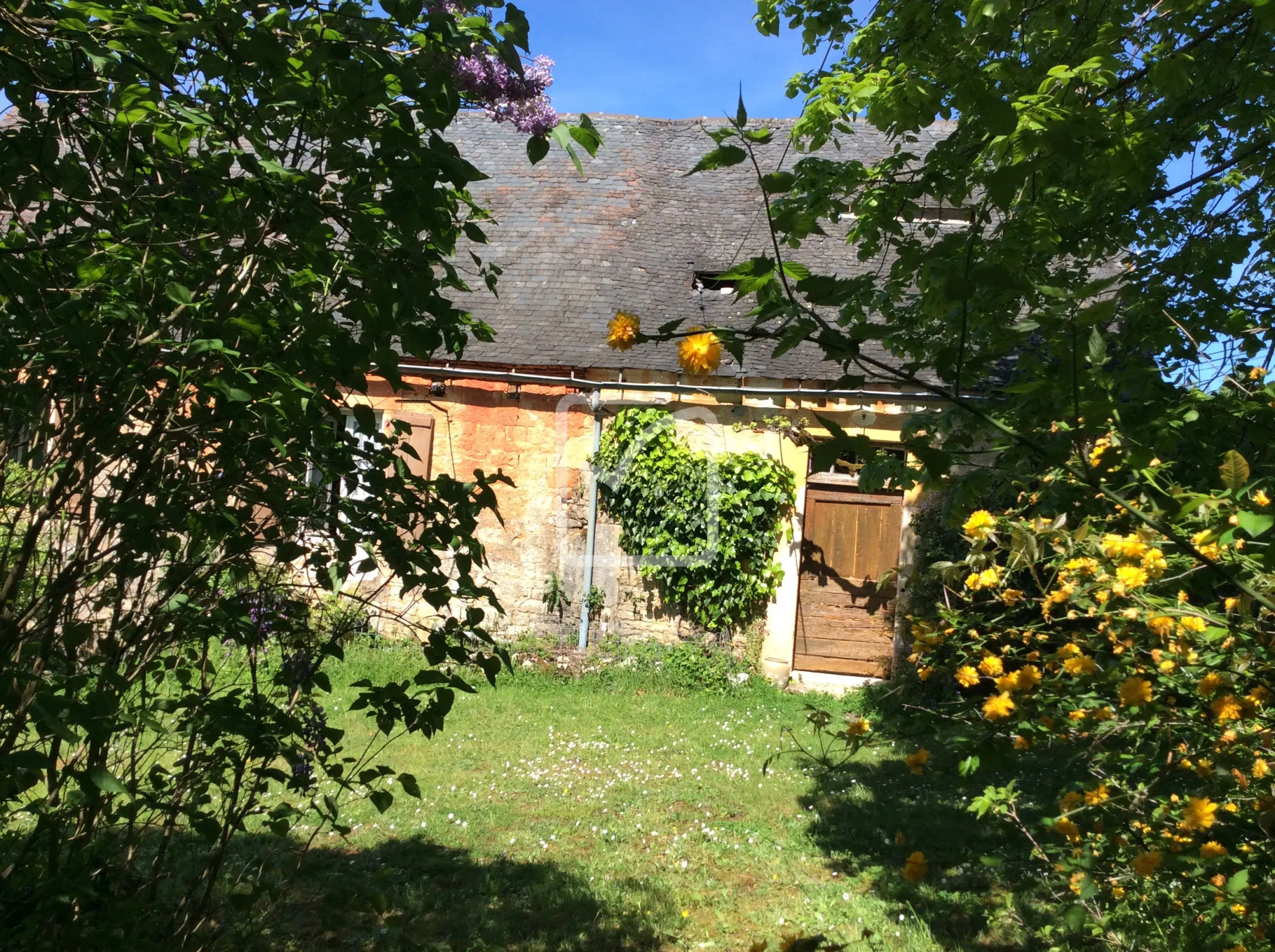 Maison en pierre à rénover à Chasteaux 