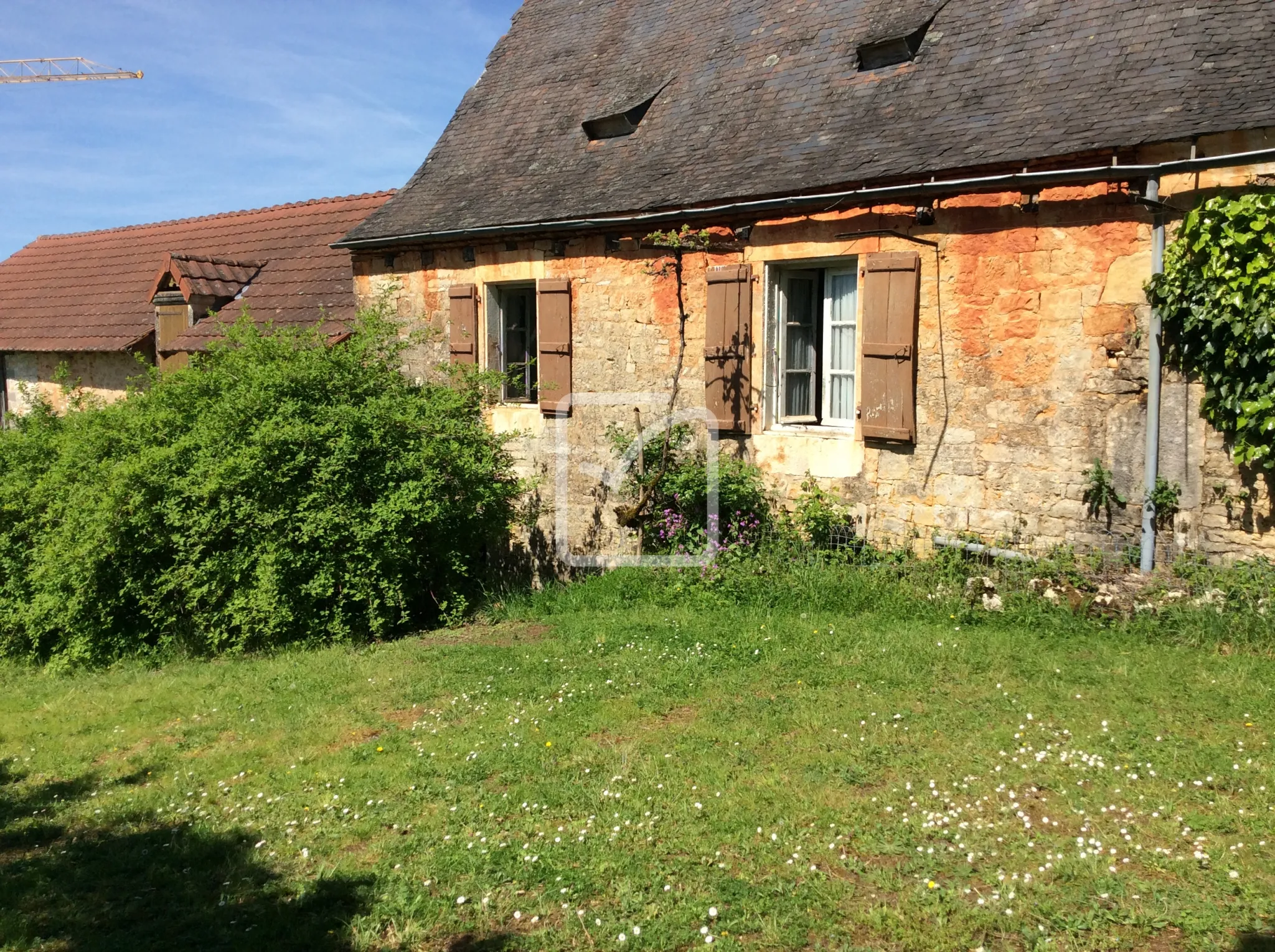 Maison en pierre à rénover à Chasteaux 