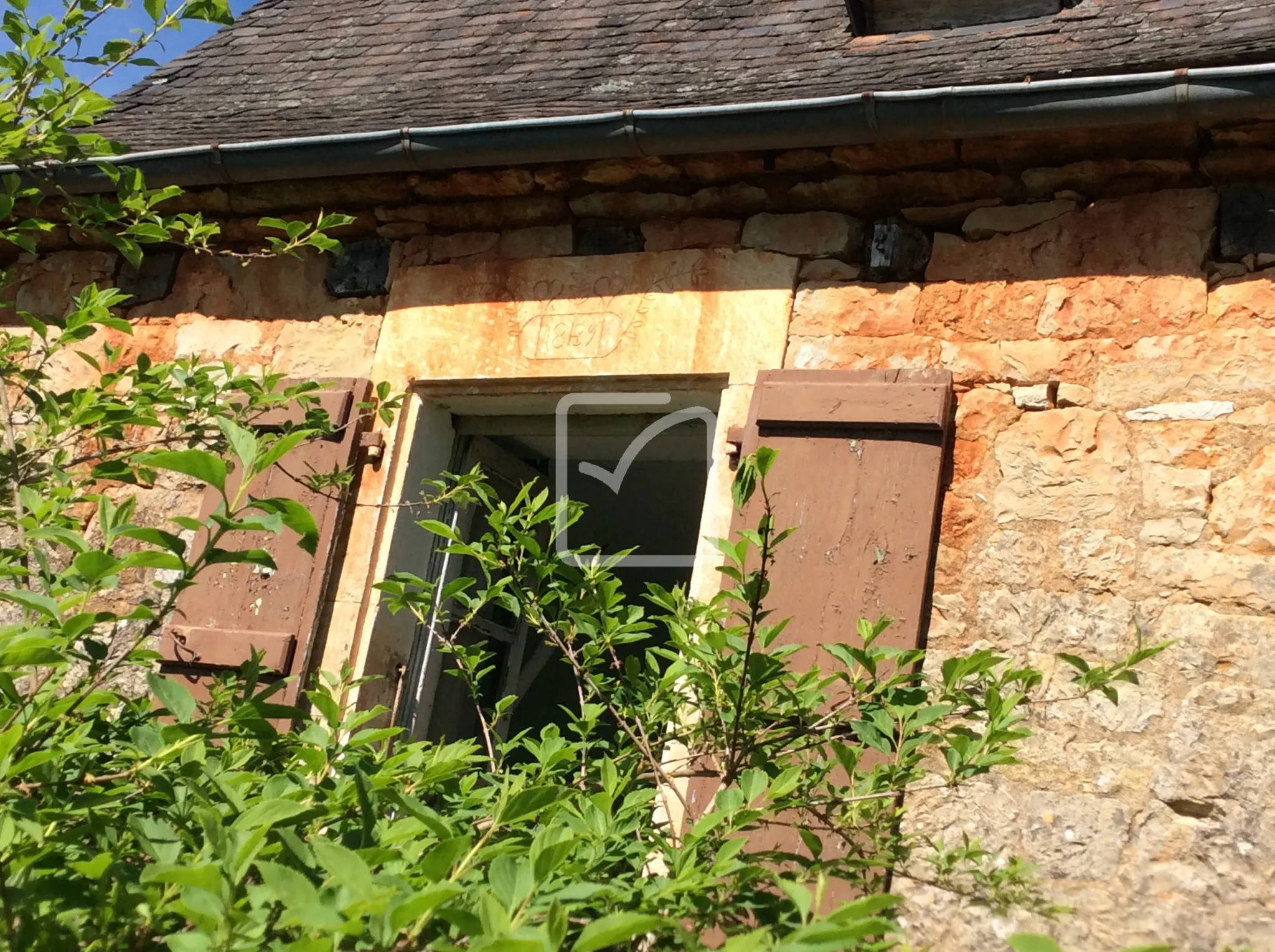 Maison en pierre à rénover à Chasteaux 