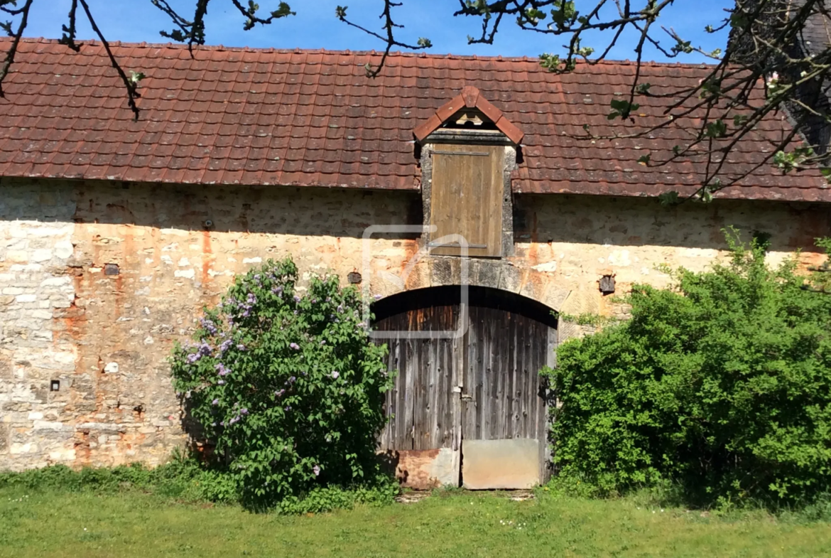 Maison en pierre à rénover à Chasteaux 