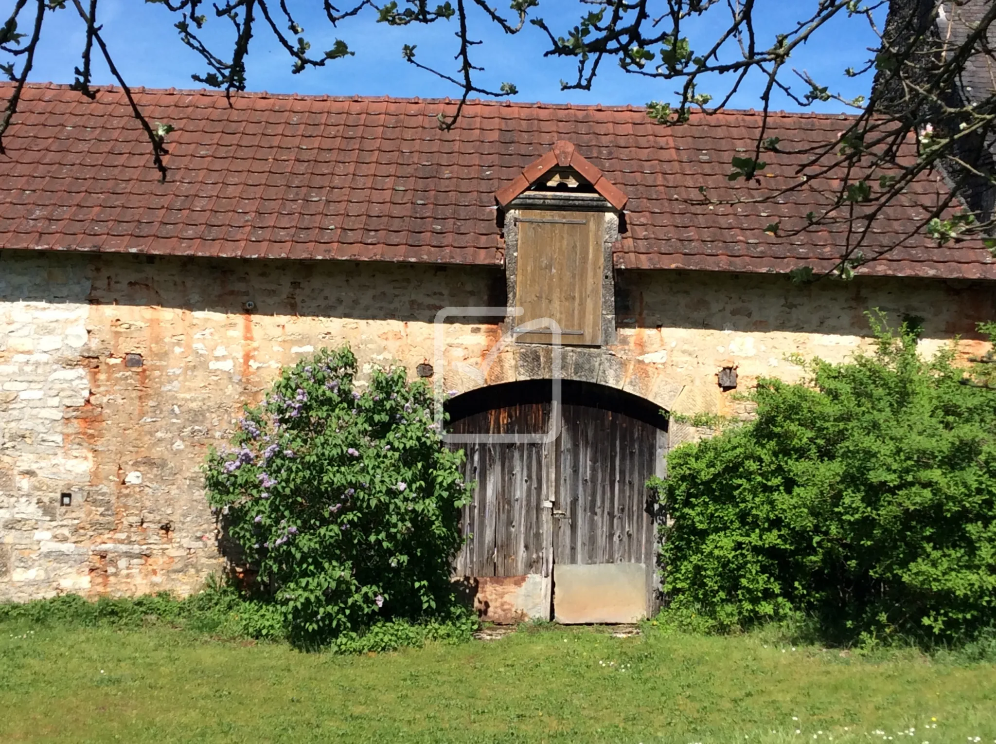 Maison en pierre à rénover à Chasteaux 